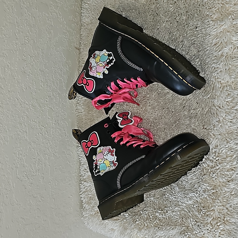 Dr. Martens X Hello Kitty & Friends Boots - Picture 7 of 16